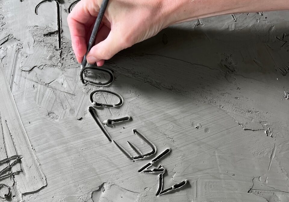 Gedachten en gevoelens over seksueel geweld
worden vastgelegd met Kleikras acties.

© Reyer Boxem